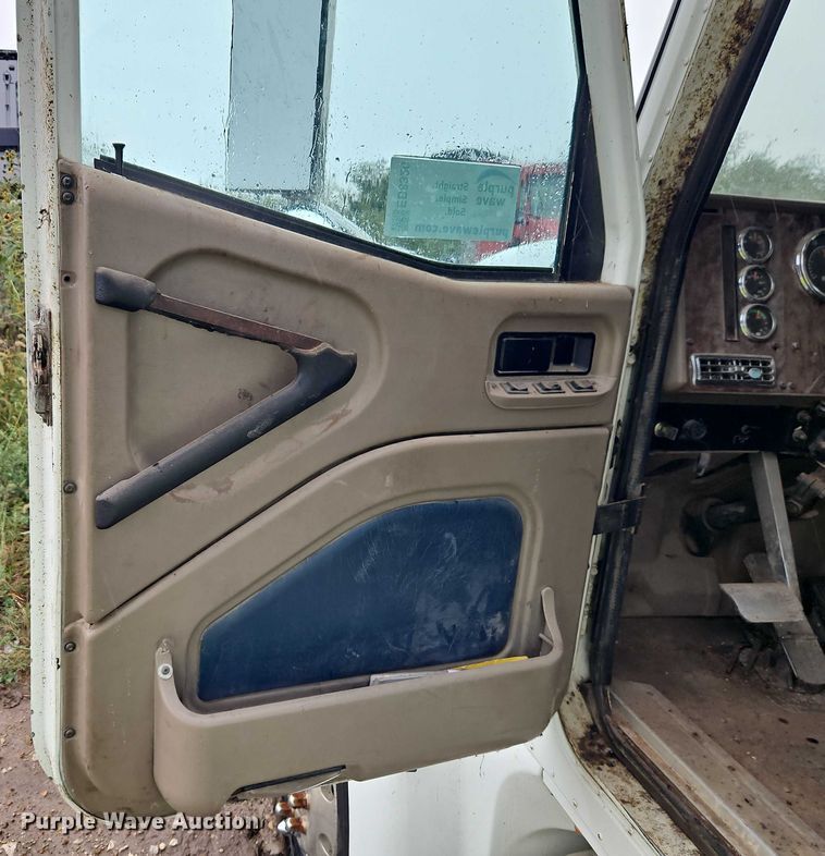 image for item EB8320 2007 International 9400i semi truck