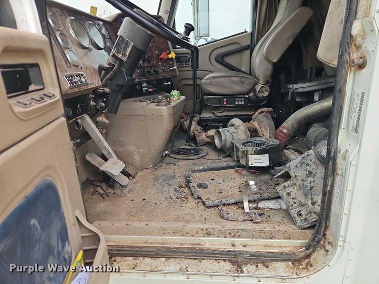 image for item EB8320 2007 International 9400i semi truck