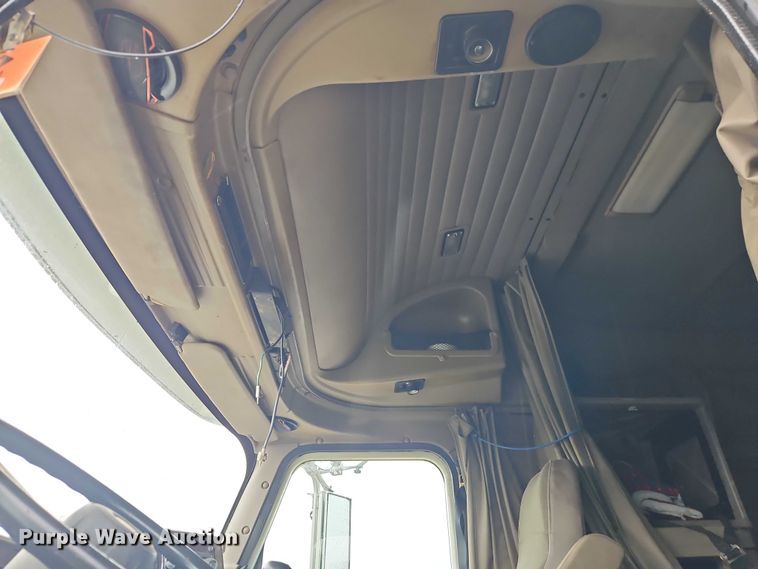 image for item EB8320 2007 International 9400i semi truck