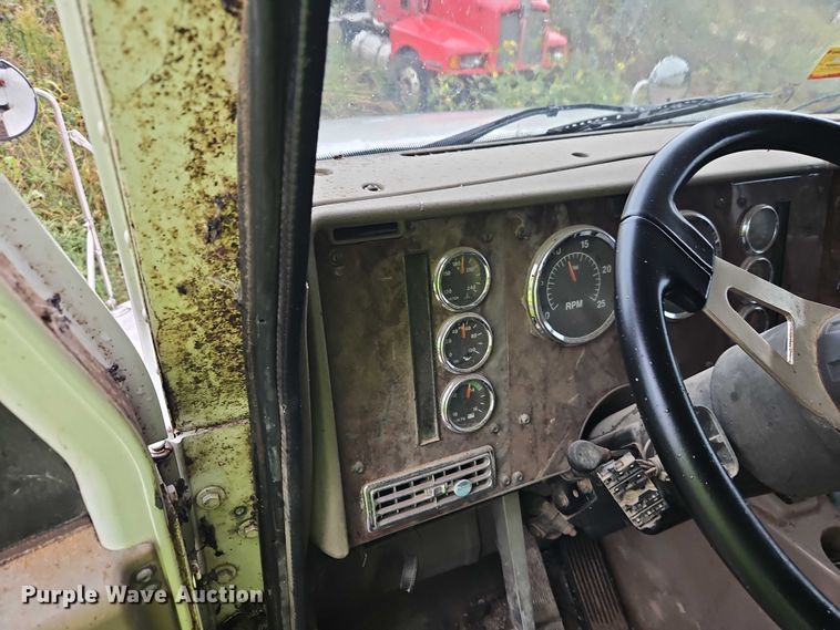 image for item EB8320 2007 International 9400i semi truck