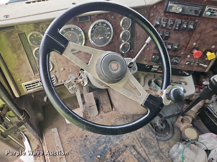 image for item EB8320 2007 International 9400i semi truck