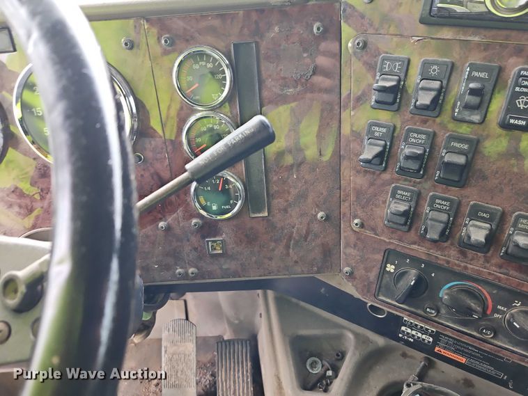 image for item EB8320 2007 International 9400i semi truck