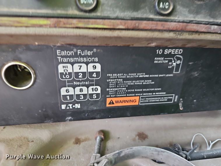 image for item EB8320 2007 International 9400i semi truck