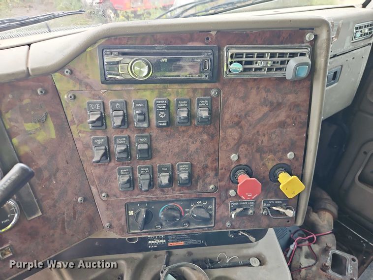 image for item EB8320 2007 International 9400i semi truck