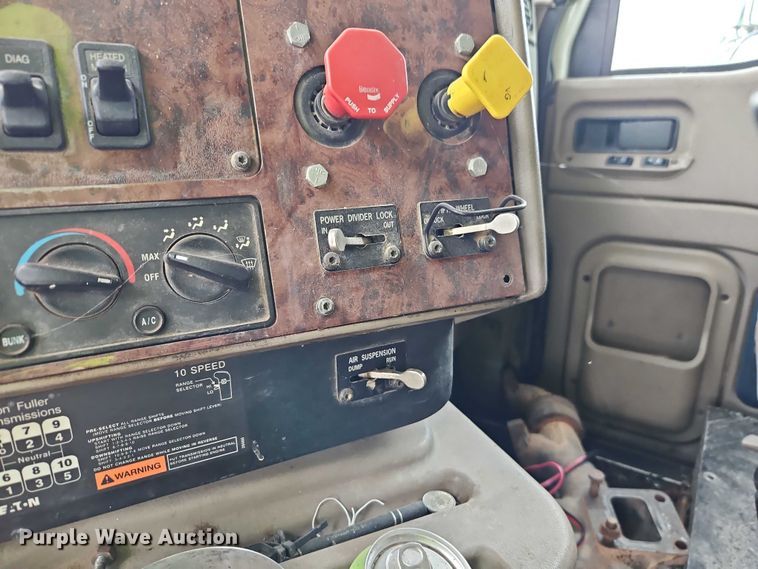 image for item EB8320 2007 International 9400i semi truck