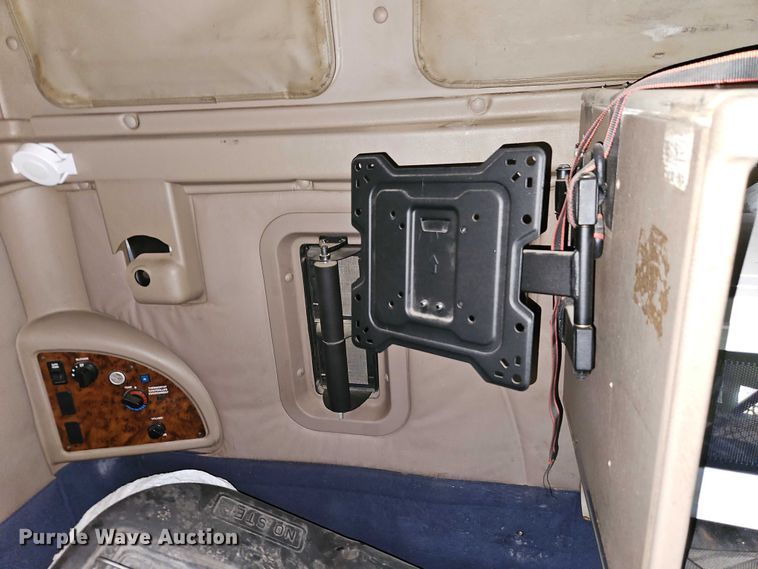 image for item EB8320 2007 International 9400i semi truck