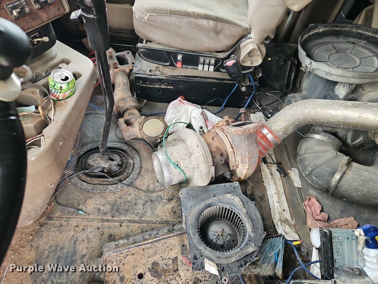 image for item EB8320 2007 International 9400i semi truck