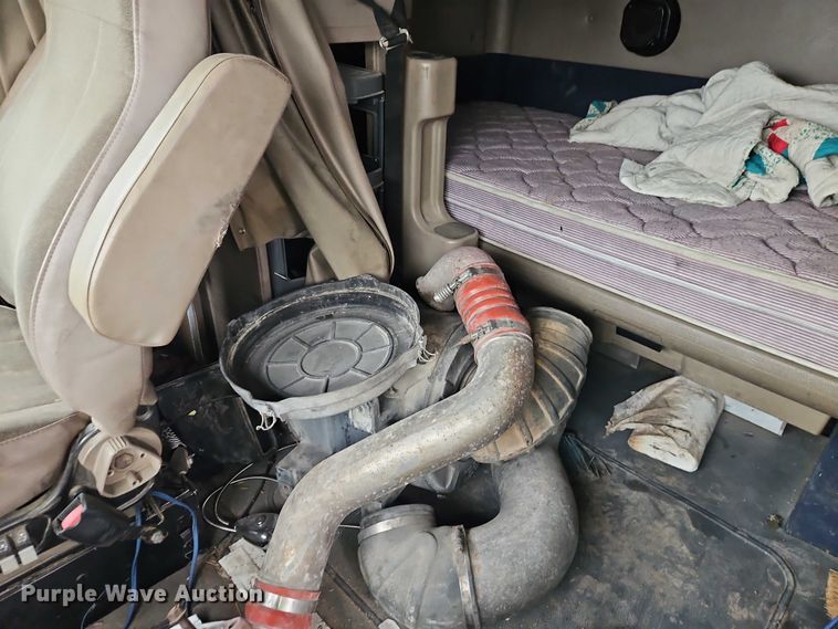 image for item EB8320 2007 International 9400i semi truck