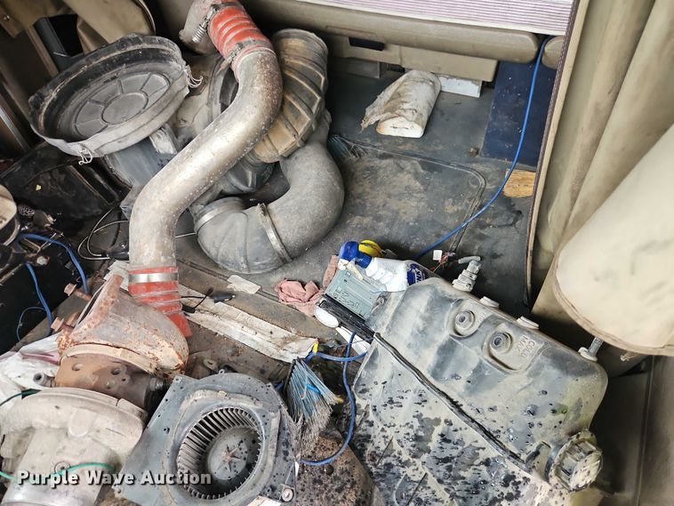 image for item EB8320 2007 International 9400i semi truck