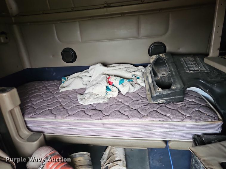 image for item EB8320 2007 International 9400i semi truck