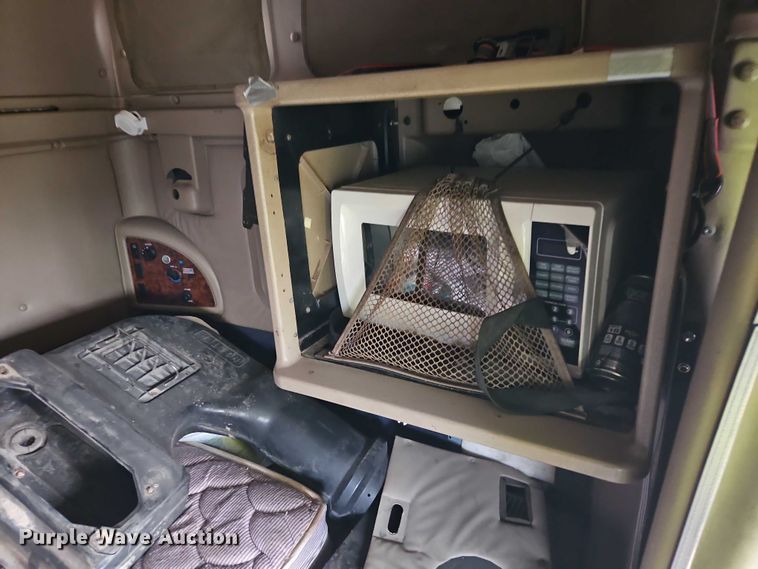 image for item EB8320 2007 International 9400i semi truck