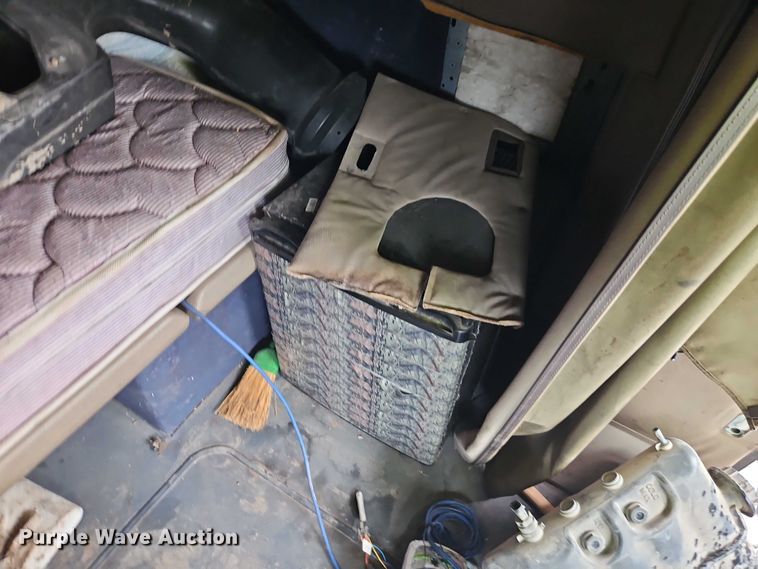 image for item EB8320 2007 International 9400i semi truck