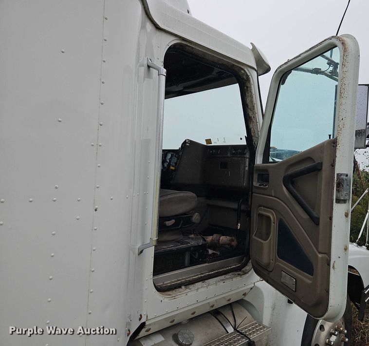 image for item EB8320 2007 International 9400i semi truck