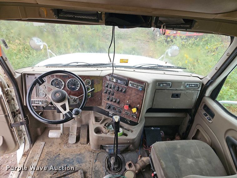 image for item EB8320 2007 International 9400i semi truck