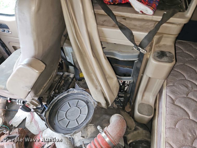 image for item EB8320 2007 International 9400i semi truck