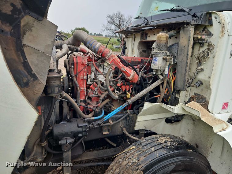 image for item EB8320 2007 International 9400i semi truck