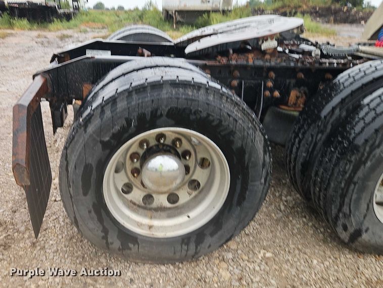 image for item EB8320 2007 International 9400i semi truck