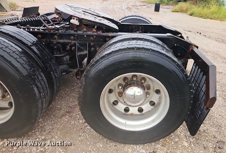 image for item EB8320 2007 International 9400i semi truck