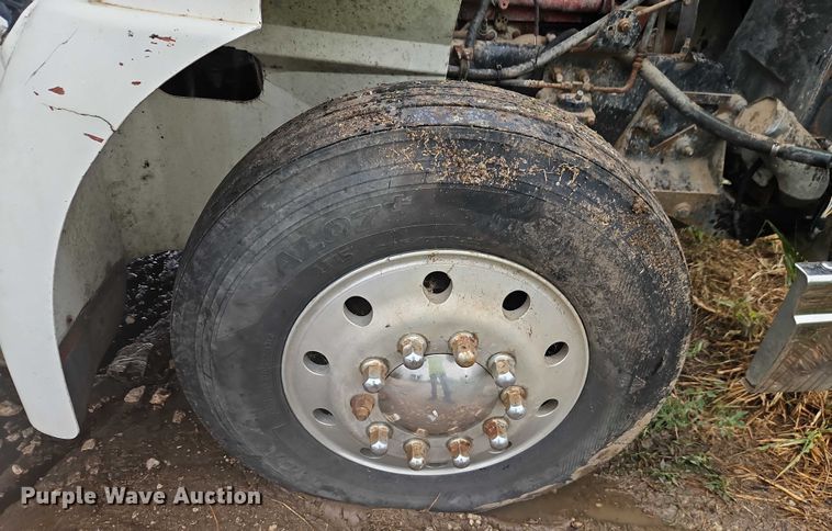 image for item EB8320 2007 International 9400i semi truck