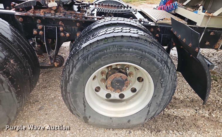 image for item EB8320 2007 International 9400i semi truck