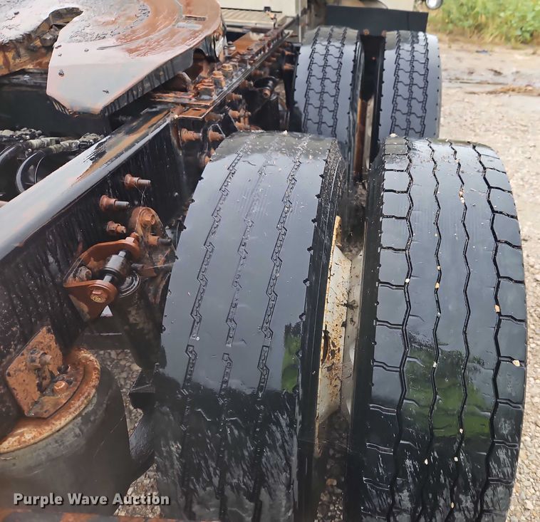 image for item EB8320 2007 International 9400i semi truck