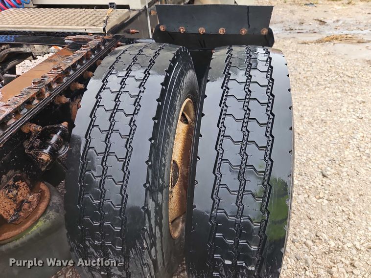 image for item EB8320 2007 International 9400i semi truck