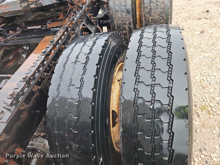 image for item EB8320 2007 International 9400i semi truck