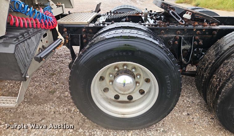 image for item EB8320 2007 International 9400i semi truck