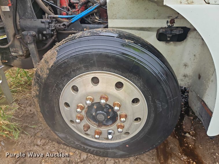 image for item EB8320 2007 International 9400i semi truck