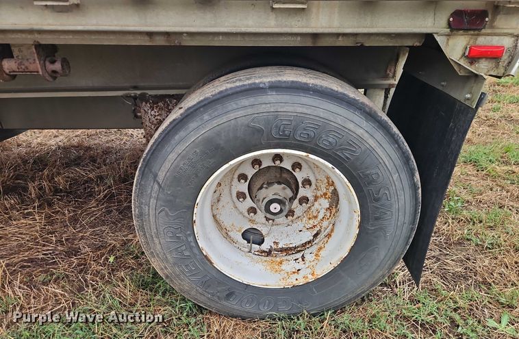 image for item EB8339 1987 Ravens Metal Products Inc 144556 flatbed trailer