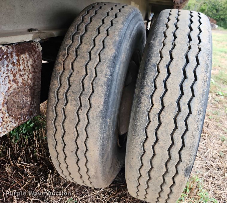 image for item EB8339 1987 Ravens Metal Products Inc 144556 flatbed trailer