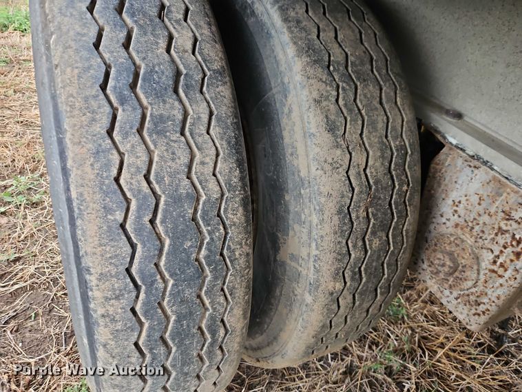 image for item EB8339 1987 Ravens Metal Products Inc 144556 flatbed trailer