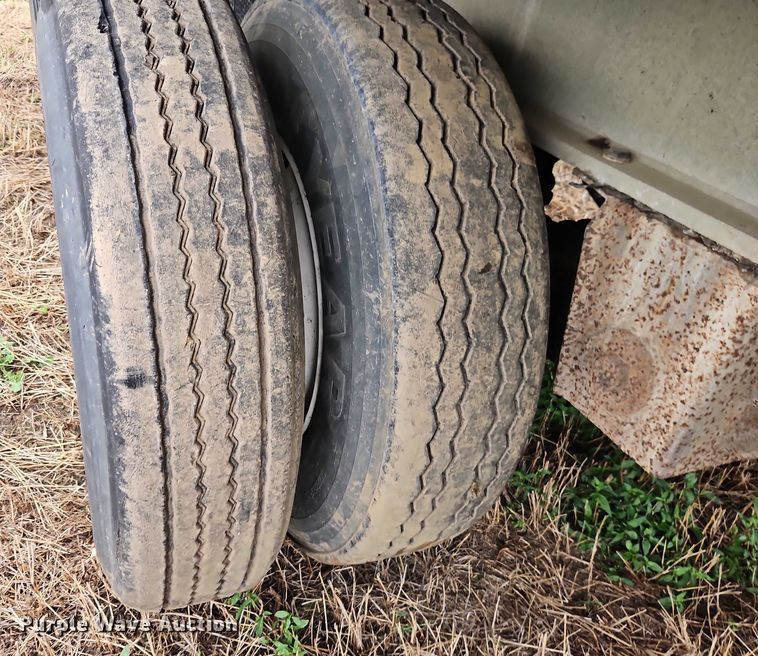 image for item EB8339 1987 Ravens Metal Products Inc 144556 flatbed trailer