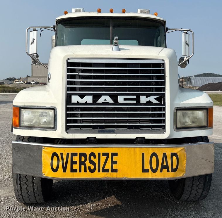 image for item EC4404 2007 Mack CL733 semi truck
