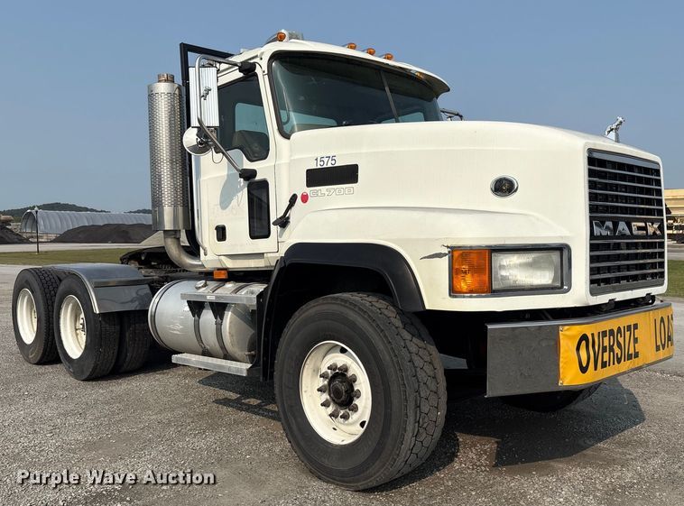 image for item EC4404 2007 Mack CL733 semi truck