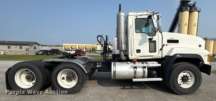 image for item EC4404 2007 Mack CL733 semi truck