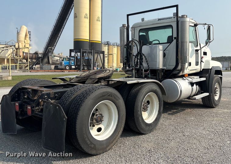 image for item EC4404 2007 Mack CL733 semi truck