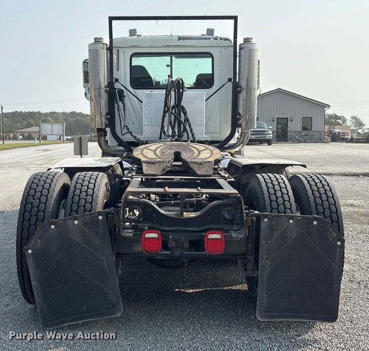 image for item EC4404 2007 Mack CL733 semi truck