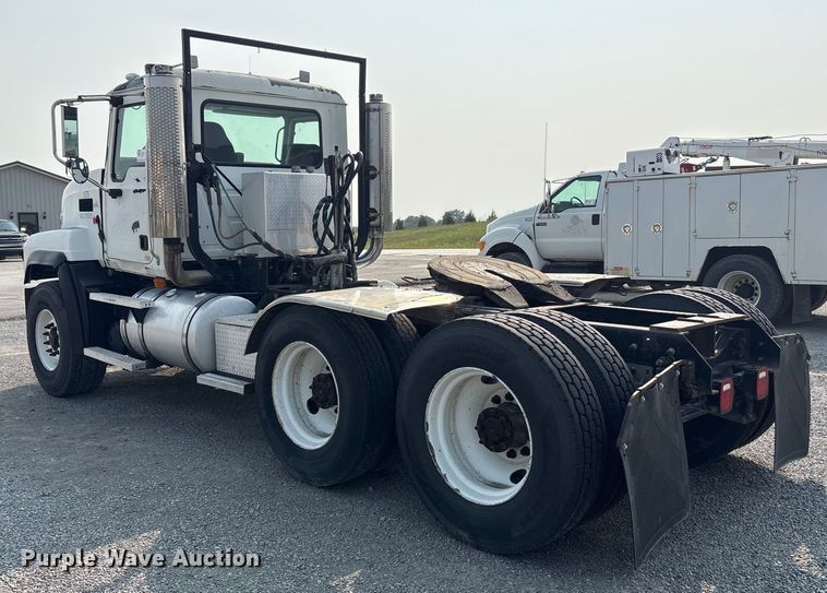 image for item EC4404 2007 Mack CL733 semi truck