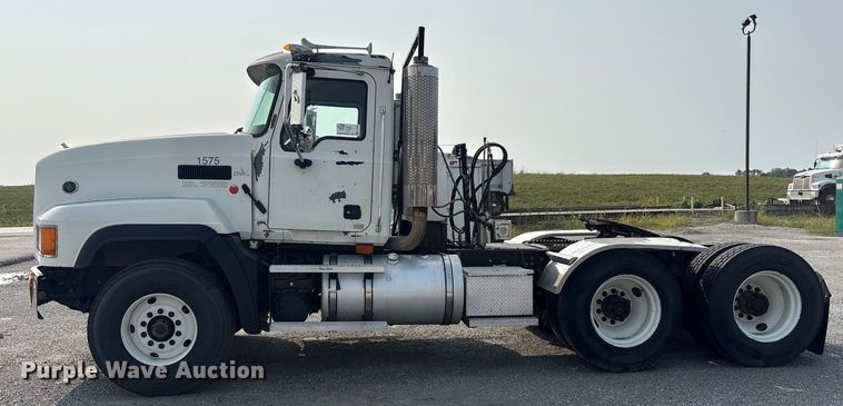 image for item EC4404 2007 Mack CL733 semi truck