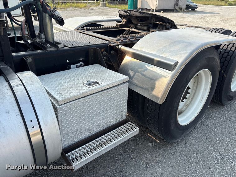 image for item EC4404 2007 Mack CL733 semi truck