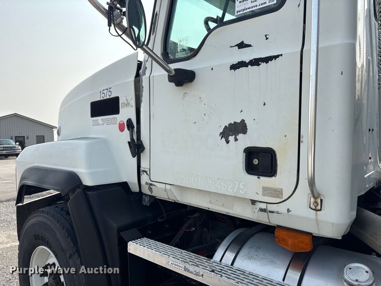 image for item EC4404 2007 Mack CL733 semi truck