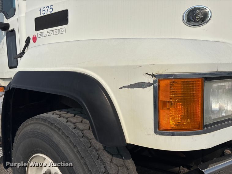 image for item EC4404 2007 Mack CL733 semi truck