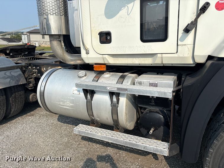 image for item EC4404 2007 Mack CL733 semi truck