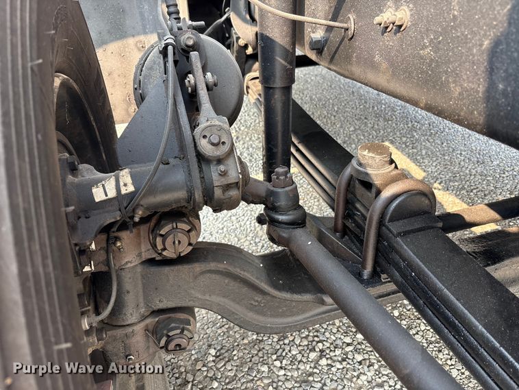 image for item EC4404 2007 Mack CL733 semi truck