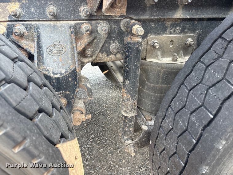 image for item EC4404 2007 Mack CL733 semi truck