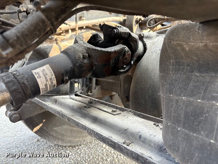 image for item EC4404 2007 Mack CL733 semi truck