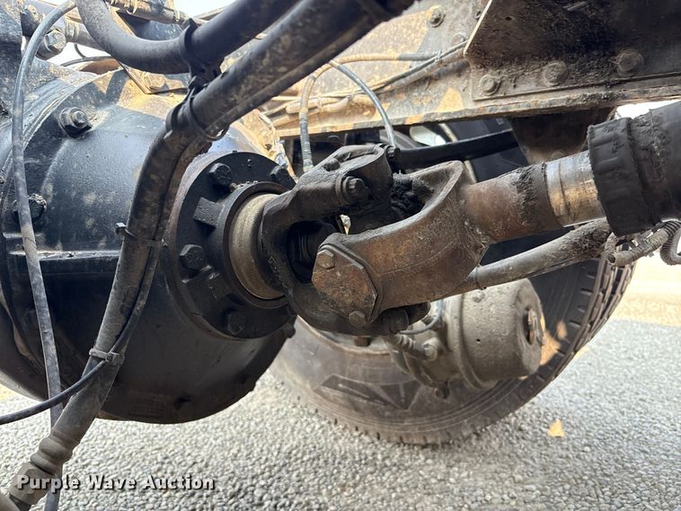 image for item EC4404 2007 Mack CL733 semi truck