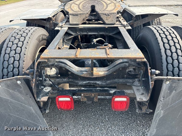 image for item EC4404 2007 Mack CL733 semi truck