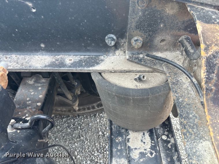 image for item EC4404 2007 Mack CL733 semi truck